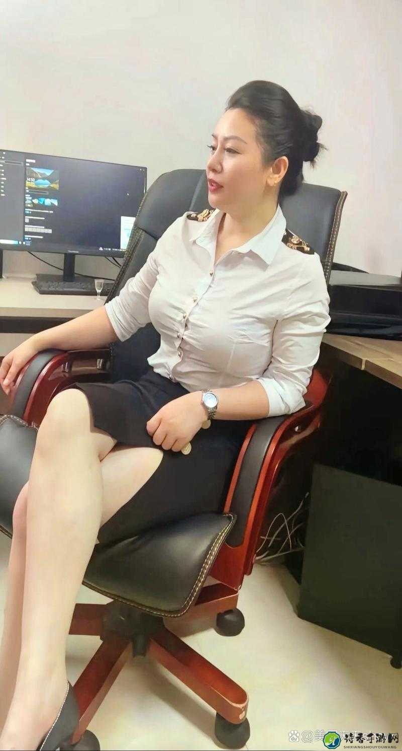 女警察催乳堕落穿乳环引发热议：职场与个性表达的边界探索