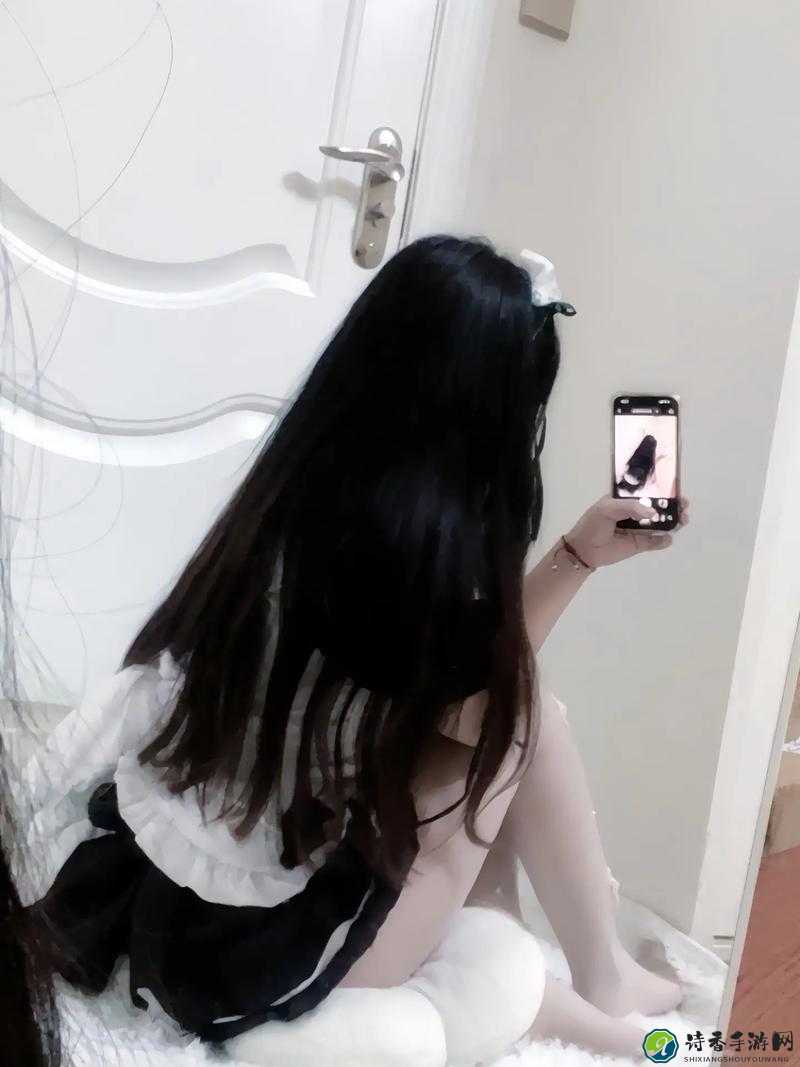 女仆扒到床脱了内裤打光屁股视频爆火背后：被消费的欲望与真实的困境