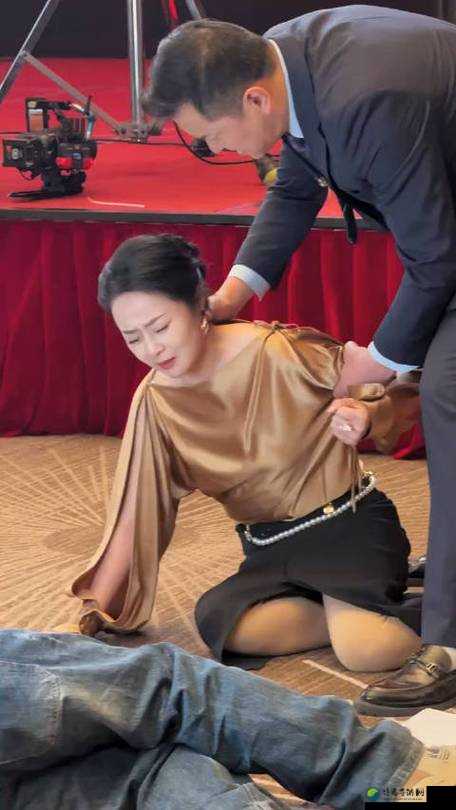 女同玩弄跪趴调教：一种情感表达的隐喻与人性温度
