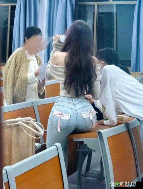 校花光屁股趴在体罚室里背后：教育暴力的隐秘与反思