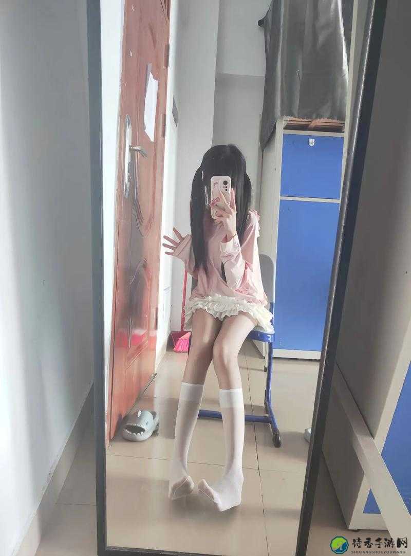 91看片白丝少萝❌❌爆火背后：为什么年轻人热衷于这个符号？