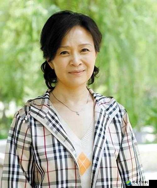 极品少妇𫖋开粉嫩小泬引热议，揭露当代婚姻信任危机？社会对女性形象的刻板印象